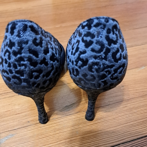 Manolo Blahnik Grey leopard pumps - Picture 4 of 6